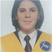 Profesora imparte clases a niños de 3 a 12